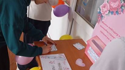 К Дню Благодарности в КГУ "Казанская ОШ" была проведена акция,в фойе был оформлен праздничный уголок с шарами, тематическими плакатами и специальным "Ящиком благодарности"- «Алғыс жәшігі».