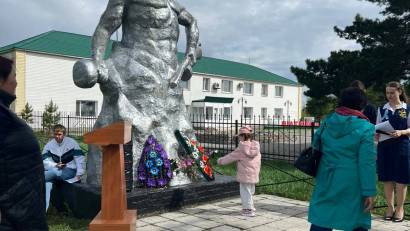9 мая 2026 года Аппарат Акима Казанского сельского округа, а также педагогический состав и учащиеся КГУ «Казанская ОШ» приняли участие в церемонии возложения венков и цветов к Обелиску Победы.