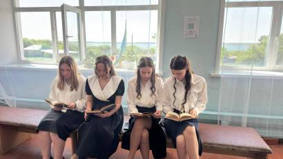 В Казанской общеобразовательной школе прошёл книжный флешмоб «Читаем вместе».