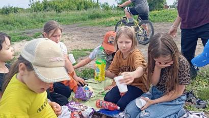 Бүгін Қазанка жалпы білім беретін мектебіндегі «Солнышко» мектеп жанындағы алаңында маусымның жабылу салтанаты өтті. 